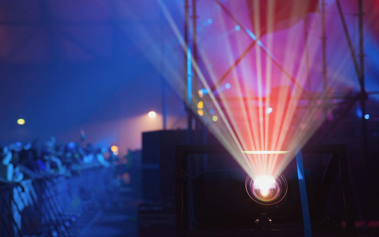 Profesionální laserový projektor v provozu